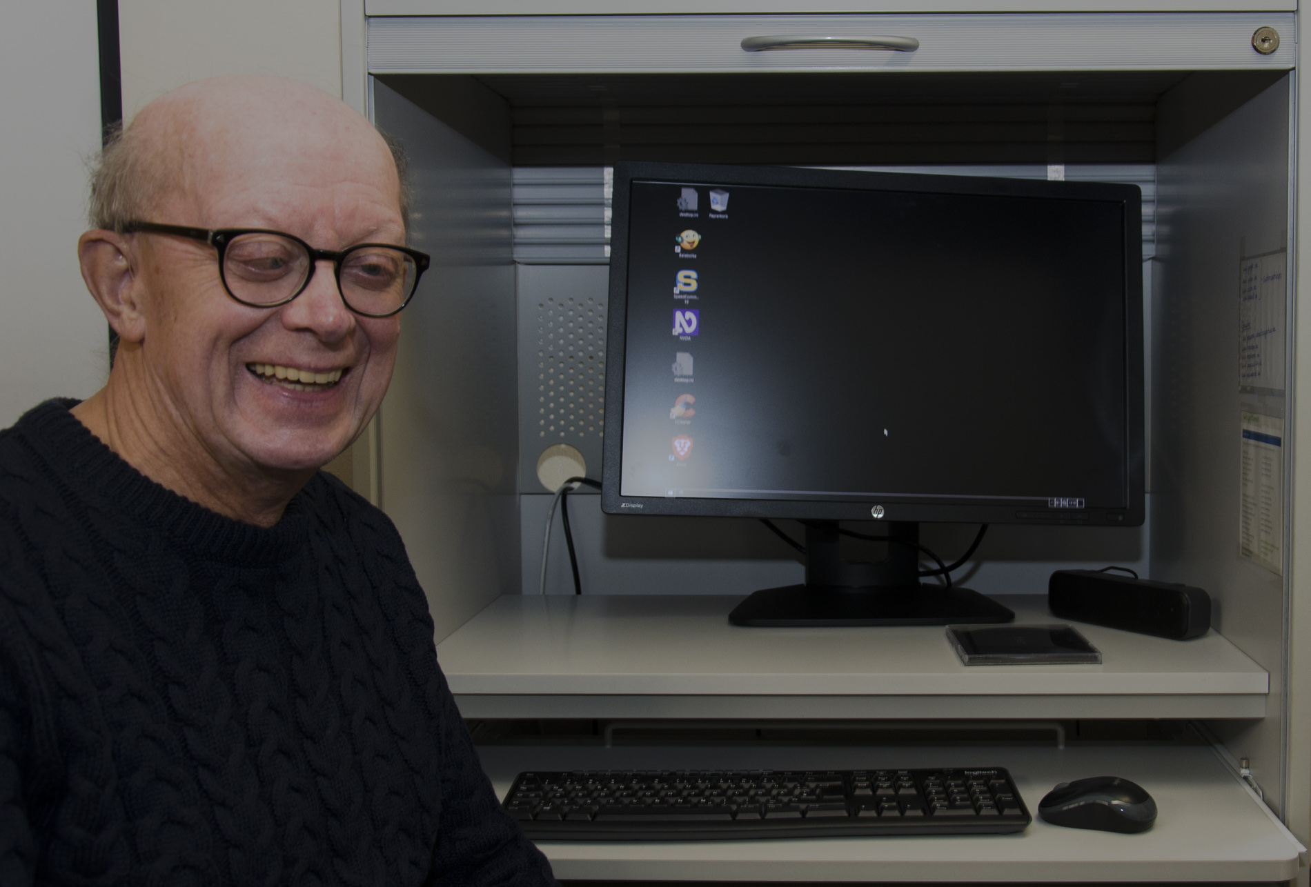 Josef Egl erklärt Sehgeschädigten die Bedienung eines Computers im neuen AWO-Kursangebot. (Foto: AWO/Attenhauser)