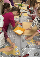 Kinder backen Plätzchen